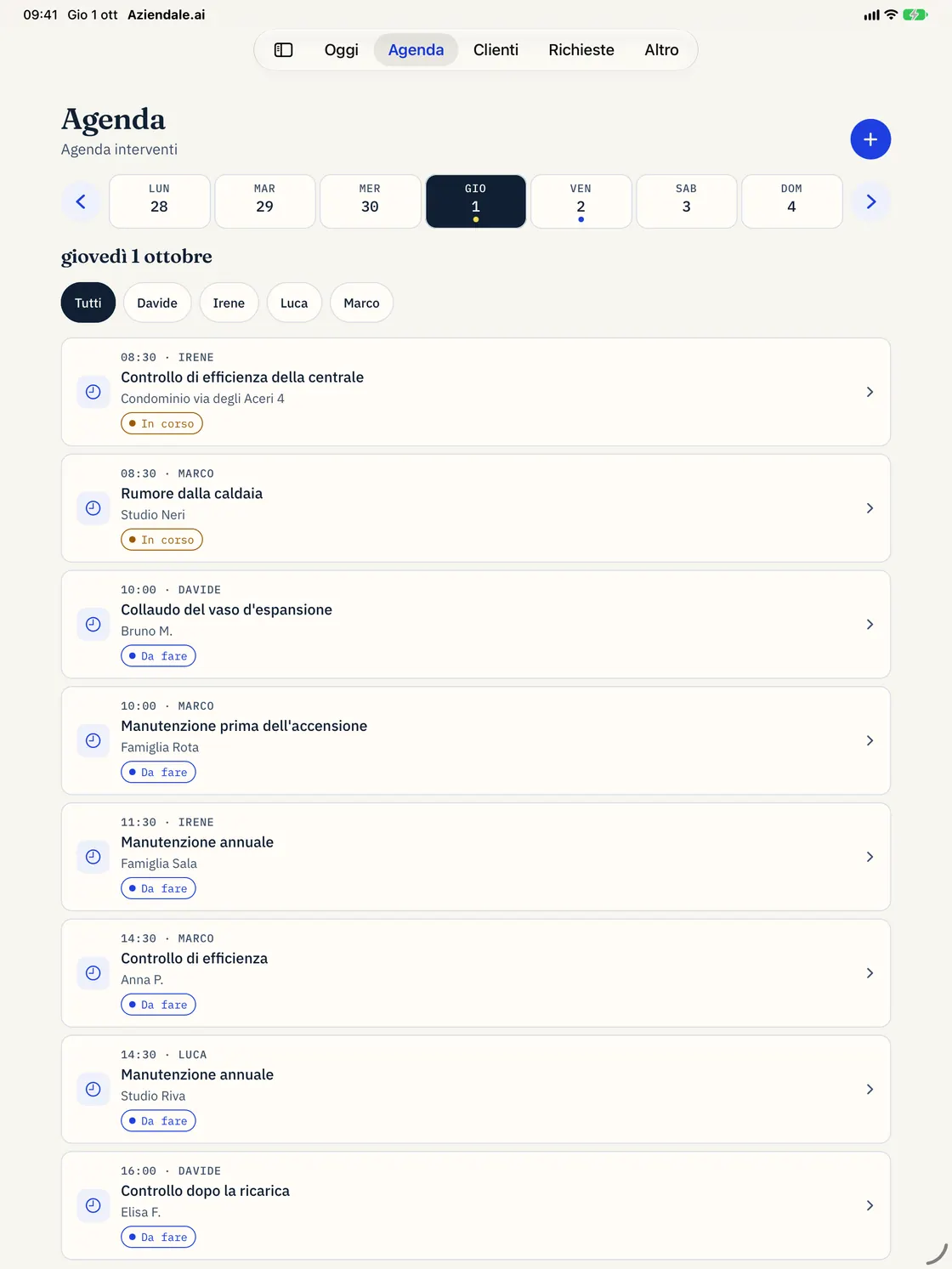 Agenda degli interventi su iPad con la barra laterale, i giorni della settimana e gli appuntamenti divisi per tecnico