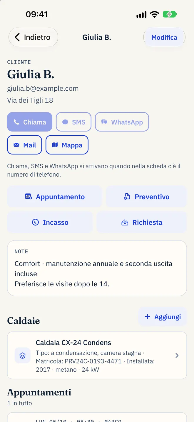 Scheda di una cliente di esempio con i pulsanti per chiamare e scrivere, la caldaia con tipo e matricola e gli appuntamenti